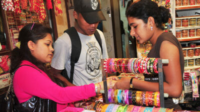 तराईका बजारमा हरियो पहिरन किन्नेकाे चहलपहल