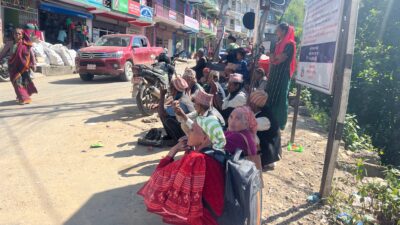 सडकमा बसेर बैंकमा पालो कुदै वृद्धवृद्धा